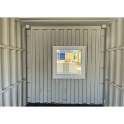 Contenedor de 20' con modificación ventana con rejilla